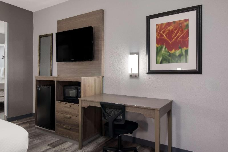 キングサイズベッドのスタンダードルーム, Quality Inn Near Casinos And Convention Center