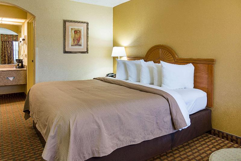 キングサイズベッドのスタンダードルーム, Quality Inn Near Casinos And Convention Center