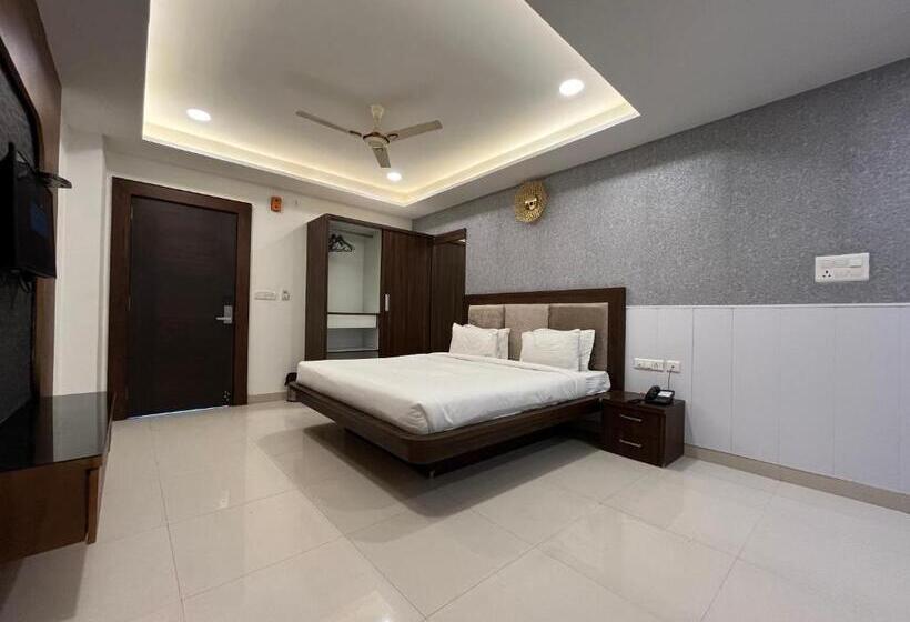 Студия Deluxe, Shri Radha Nikunj   Opposite Prem Mandir