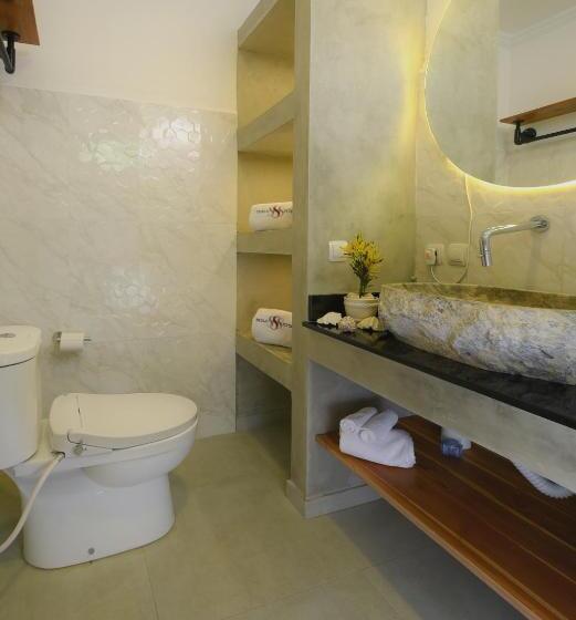 Полулюкс, Triple 8 Suites