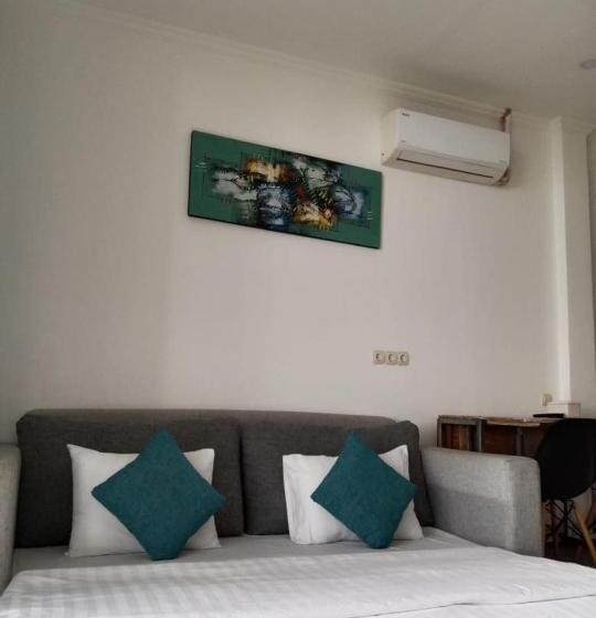Полулюкс, Triple 8 Suites