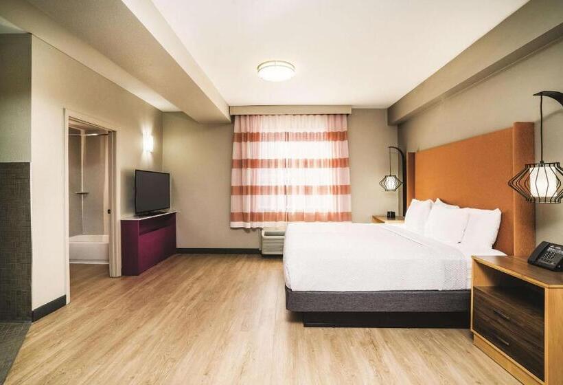 מיטת קינג בסוויטה, La Quinta By Wyndham Chattanooga Hamilton Place