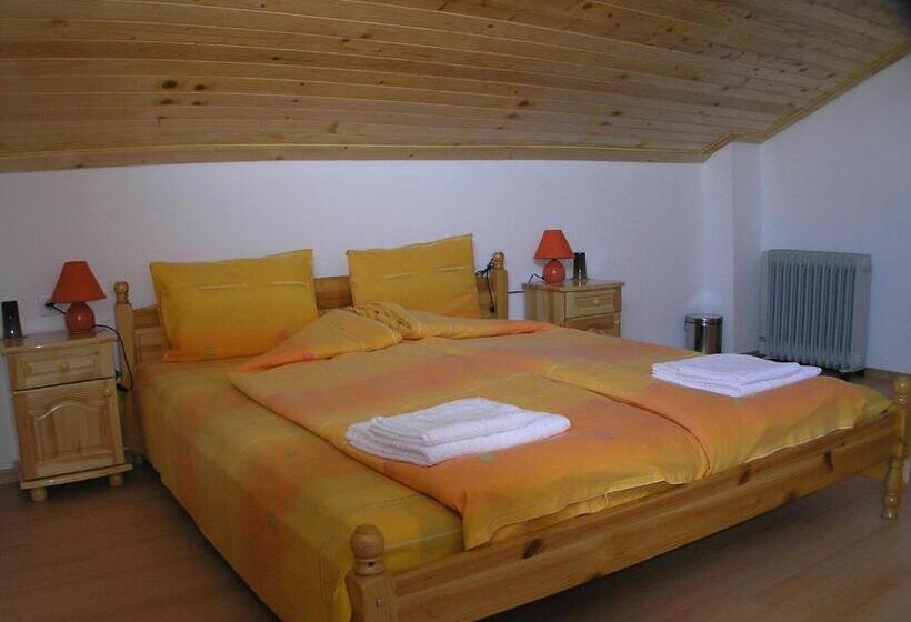 Четырехместный Номер Стандарт с Балконом, Karadzhovy Guest House