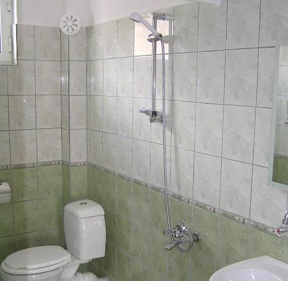Четырехместный Номер Стандарт с Балконом, Karadzhovy Guest House