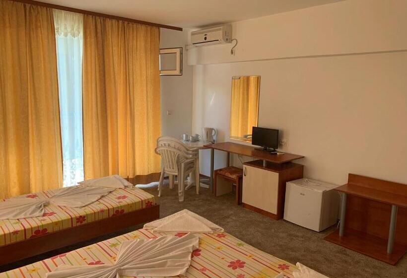 غرفة قياسية ثلاثية مزودة بشرفة, Lilia Guest House