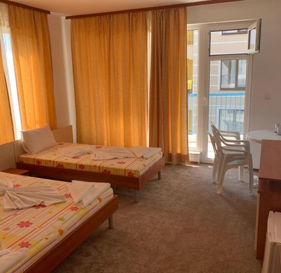 חדר סטנדרט לשלושה עם מרפסת, Lilia Guest House