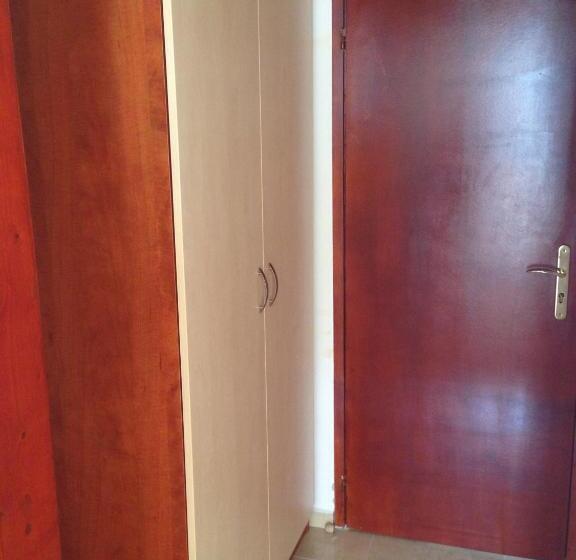 غرفة قياسية ثلاثية مزودة بشرفة, Lilia Guest House