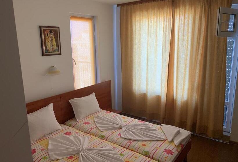 דירת שני חדרים עם מרפת, Lilia Guest House