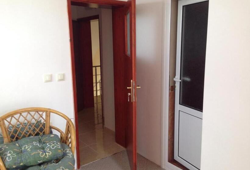 סטודיו סטנדרט עם מרפסת, Lilia Guest House