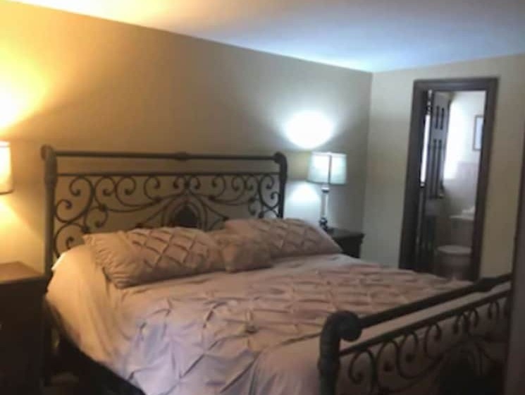 Люкс Повышенной Комфортности, Chalet Inn & Suites