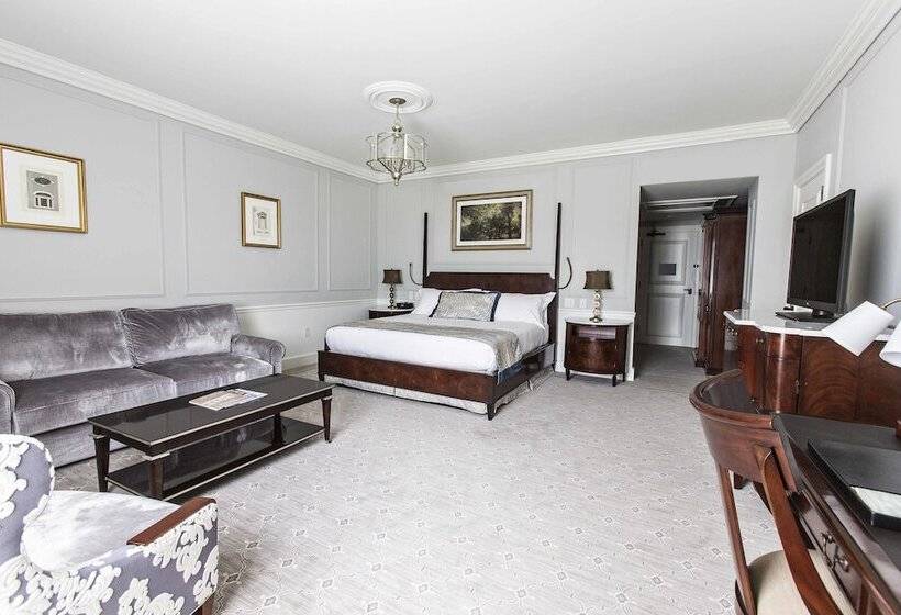 جناح جونيور, The Charleston Place