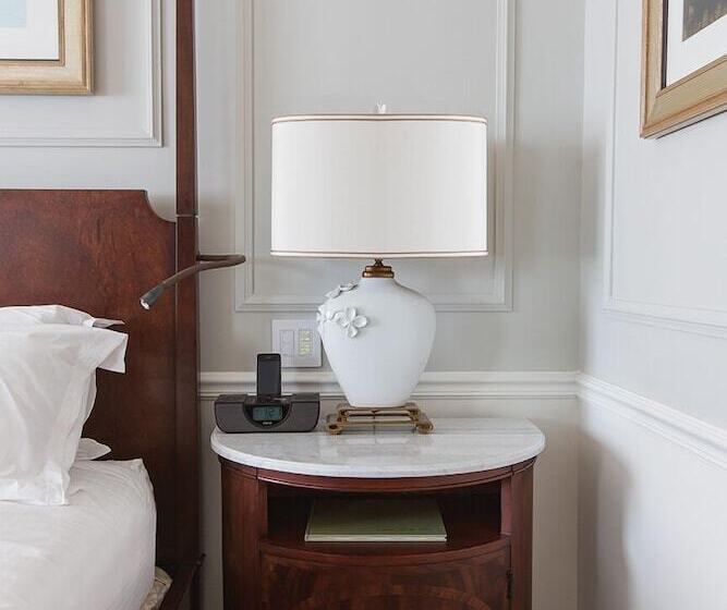 غرفة بريميوم, The Charleston Place