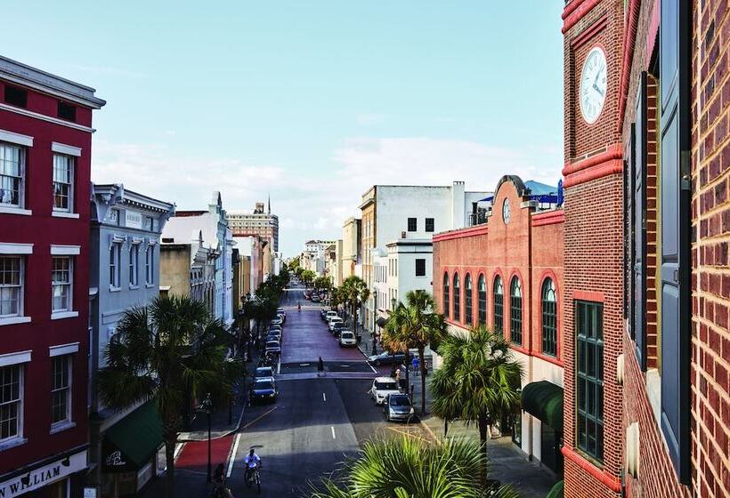 스위트, The Charleston Place