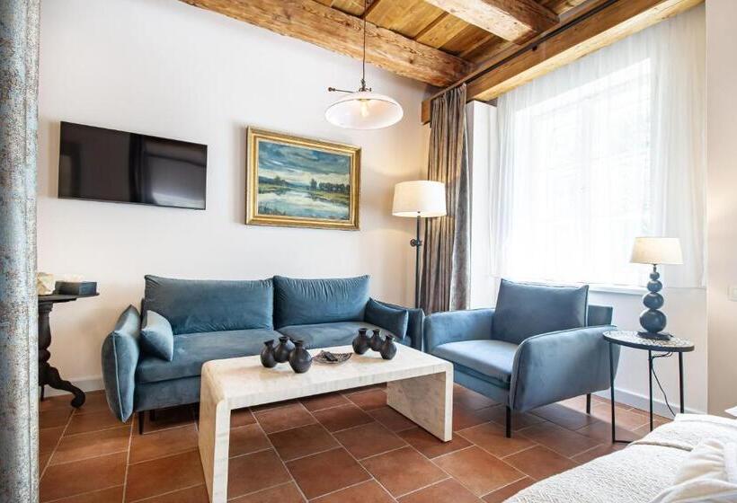 デラックストリプルルーム, Apartmány šupina