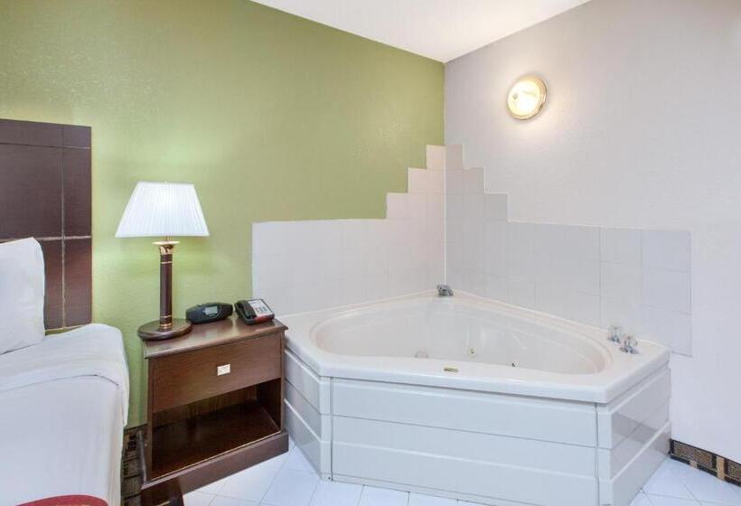 Номер Deluxe Кровать Кинг, Days Inn & Suites By Wyndham Madison Heights Mi