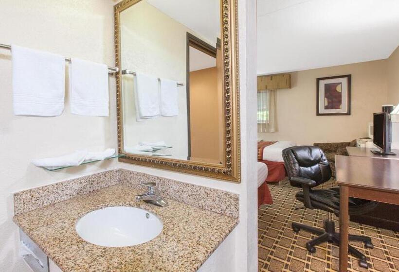 Номер Стандарт 2 Двуспальные Кровати, Days Inn & Suites By Wyndham Madison Heights Mi