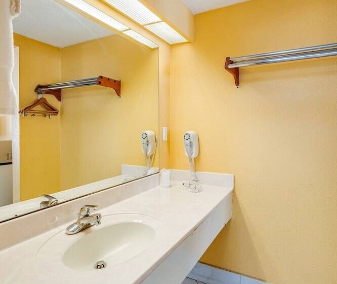 غرفه قياسيه سريرين مزدوجين, Days Inn By Wyndham Nashville Saint Thomas West Hospital