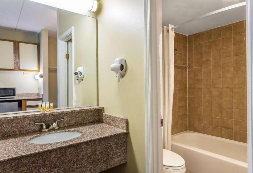 带2个双人床的标准工作室, Days Inn By Wyndham Virginia Beach At The Beach