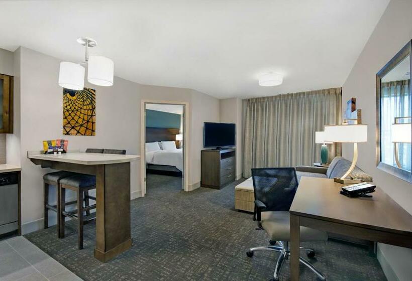 带大床的套房, Staybridge Suites   Sterling Heights  Detroit Area, An Ihg