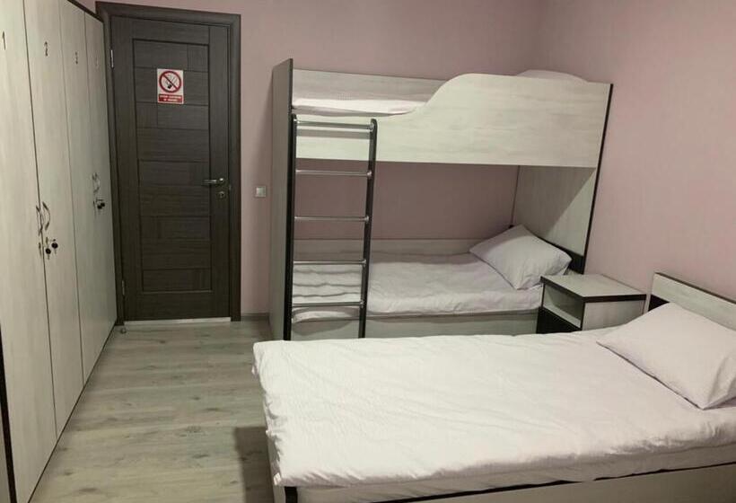 اتاق خانوادگی, Guest House Max