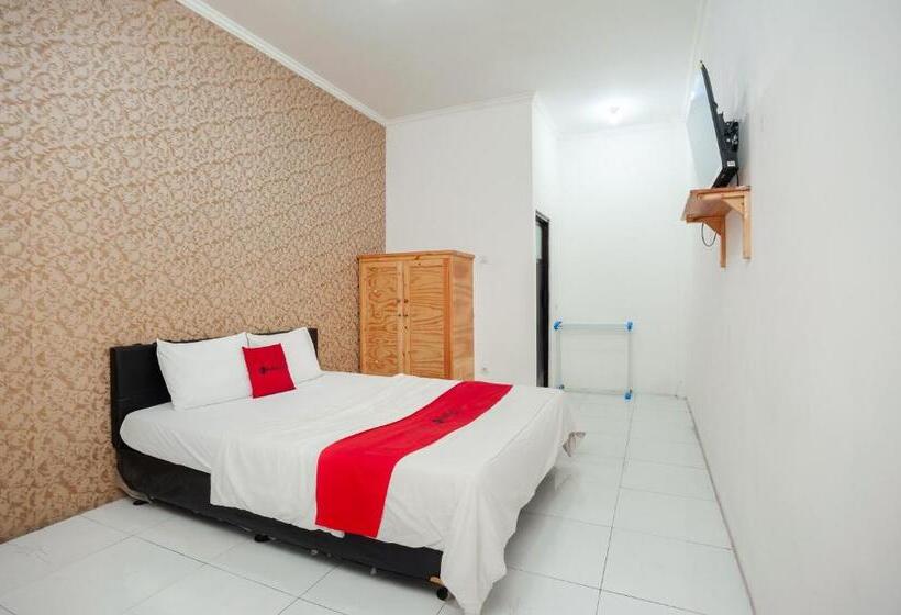 Номер Economy, Reddoorz Syariah Near Jatisampurna Hospital