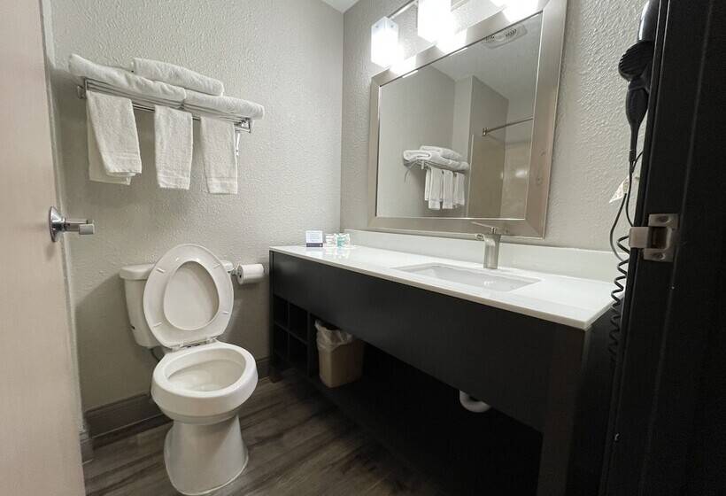 Номер Стандарт 2 Двуспальные Кровати, Clarion Inn Near Wright Patterson  Dayton