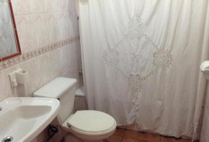 Quarto Estandar Banheiro Compartilhado, Hostal Monica