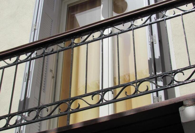 Chambre Basic, Alexandris