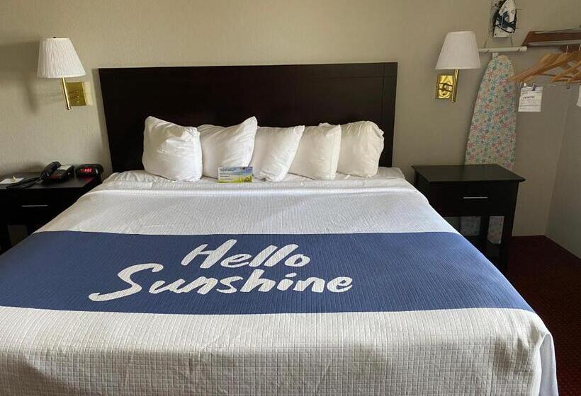 스탠다드 룸 킹사이즈 침대, Days Inn & Suites By Wyndham Des Moines Airport