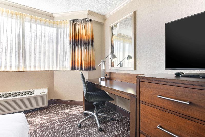 Полулюкс Кровать Кинг, Hilton Arlington National Landing