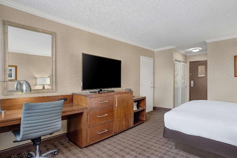 Стандартный Номер Кровать Кинг, Hilton Arlington National Landing