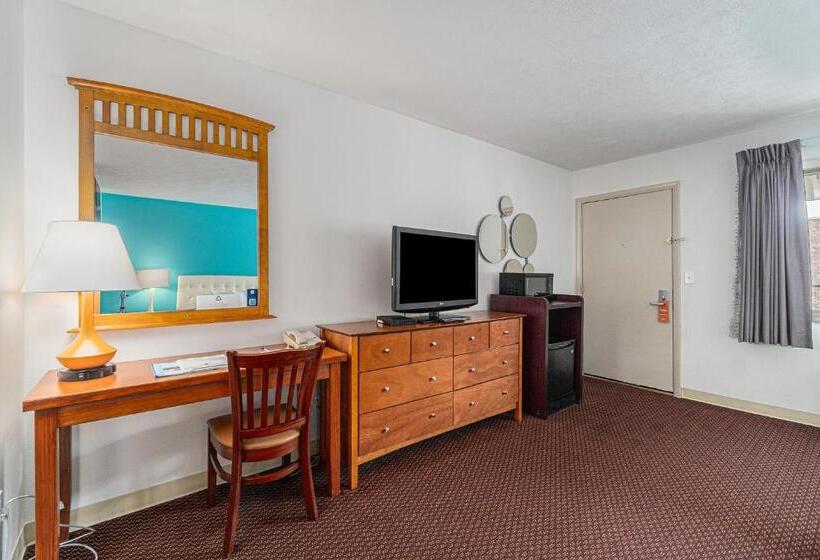 带大床的豪华间, Howard Johnson By Wyndham Traverse City