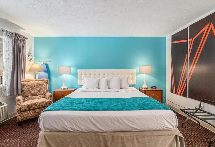 带大床的豪华间, Howard Johnson By Wyndham Traverse City