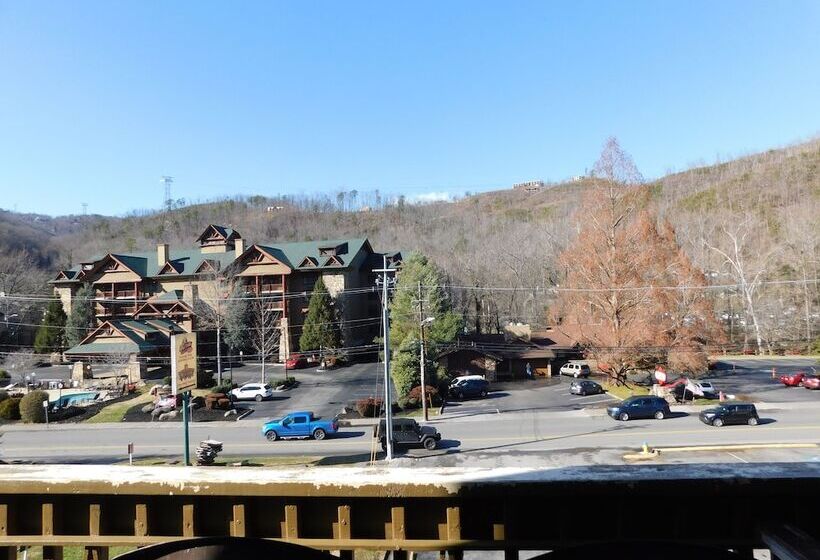 Suite, Days Inn & Suites By Wyndham Downtown Gatlinburg Parkway