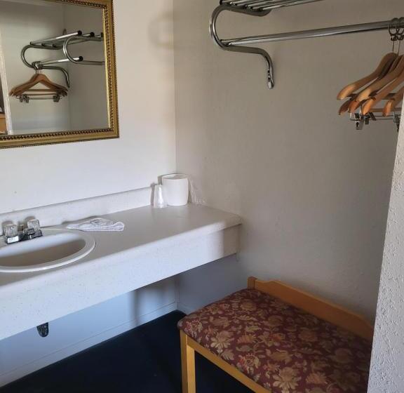 キングサイズベッドのスタンダードルーム, Rodeway Inn