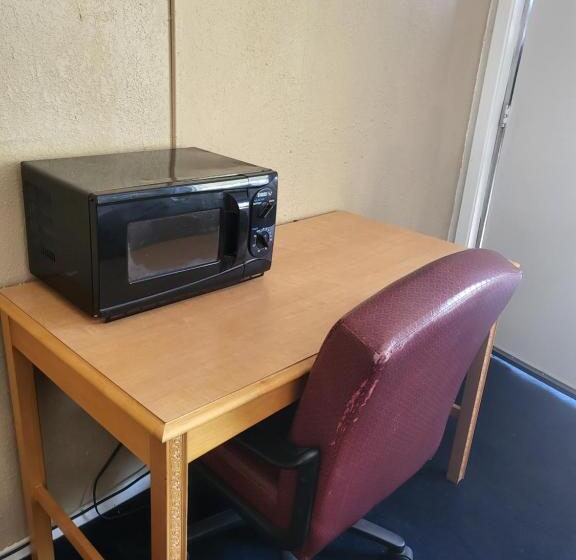 キングサイズベッドのスタンダードルーム, Rodeway Inn