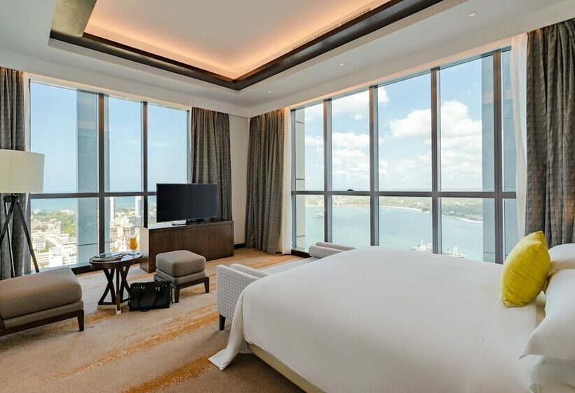 Quarto Classe Business, Johari Rotana