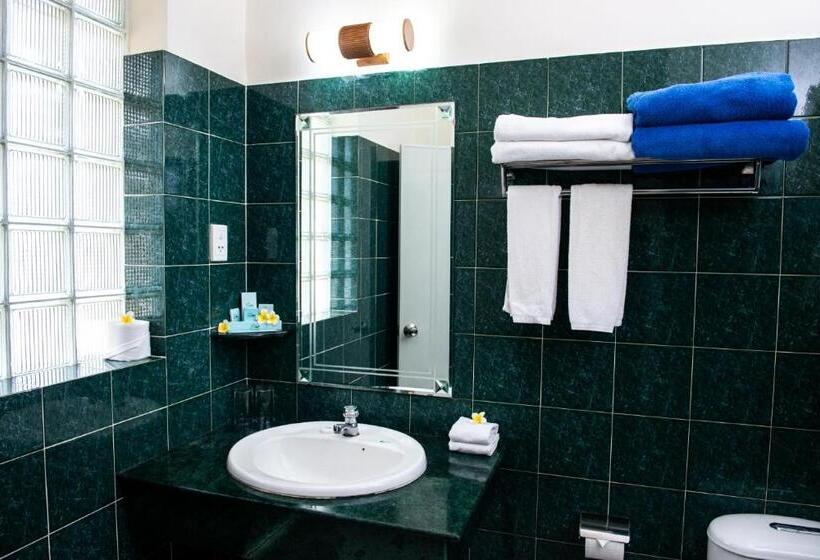 اتاق استاندارد سه تخته با چشم‌انداز استخر, White Sand Resort Mui Ne