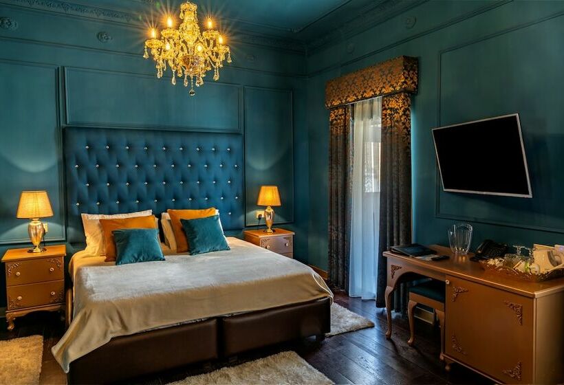 Deluxe Suite King Bed, Julina Boutique Living