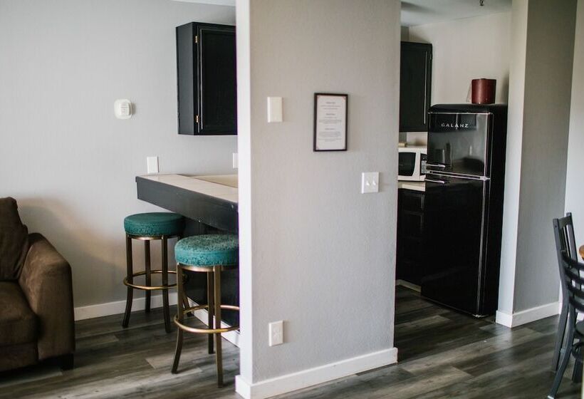 스위트, Friday Harbor Suites