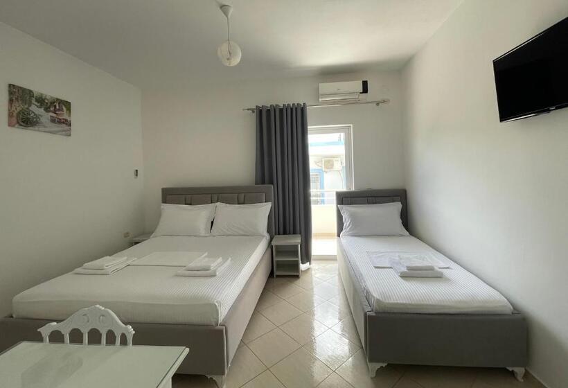 اتاق استاندارد سه تخته با بالکن, Joni Apartments