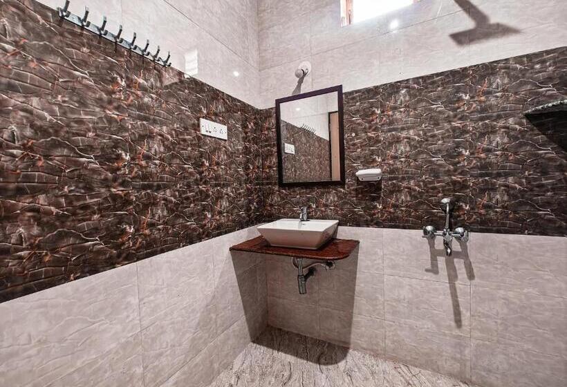 Трехместный Номер Стандарт с Балконом, Vibes Inn