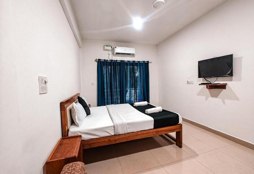 Трехместный Номер Стандарт с Балконом, Vibes Inn
