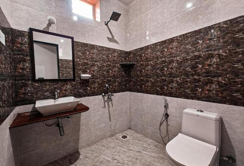 Трехместный Номер Стандарт с Балконом, Vibes Inn