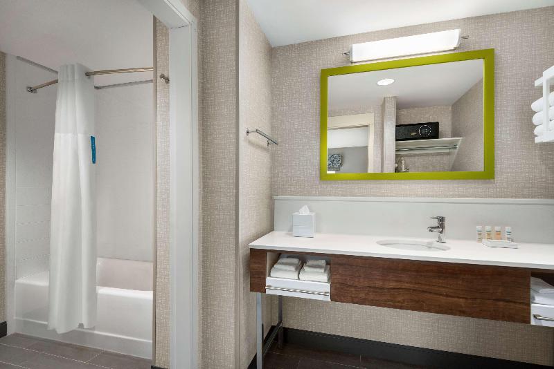 带大床的标准间, Hampton Inn & Suites By Hilton Kelowna Airport