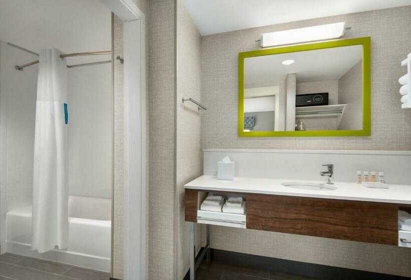 带大床的标准间, Hampton Inn & Suites By Hilton Kelowna Airport