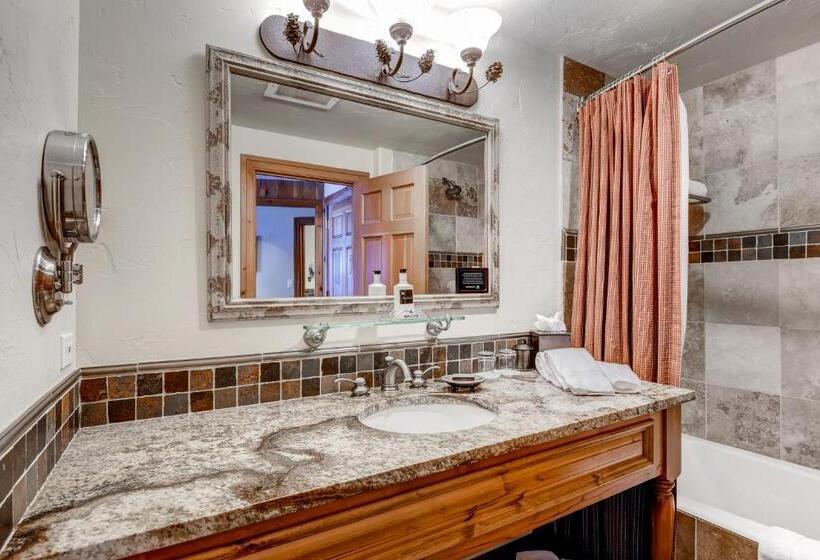 اتاق لوکس با تخت بزرگ, The Pines Lodge, A Rockresort