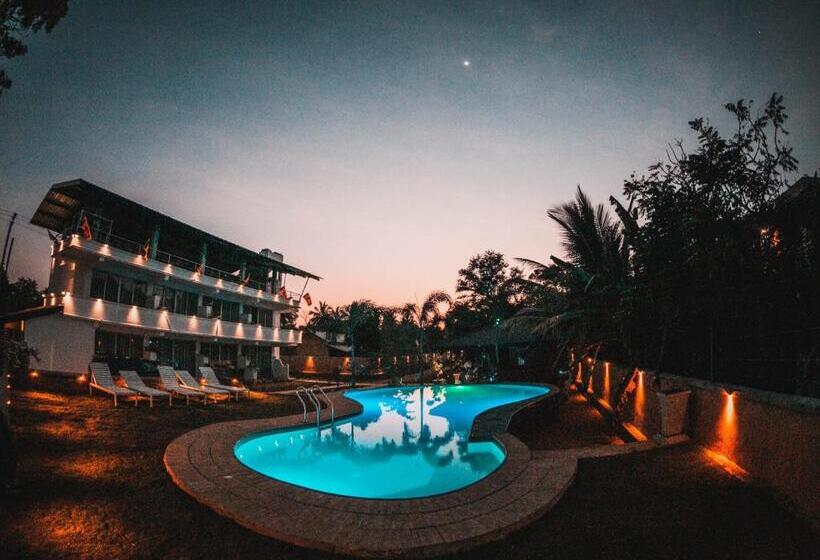 Номер Стандарт Вид на Бассейн, Royal Rock Sigiriya