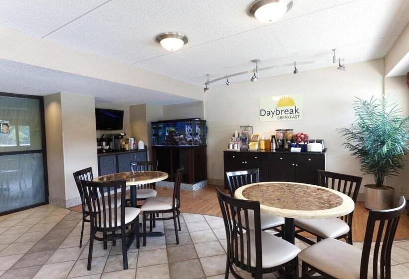 Номер бизнес-класса, Days Inn By Wyndham Monmouth Junction S Brunswick Princeton