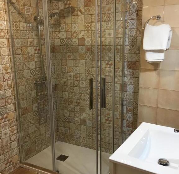 标准三人间, Hostal Lojo